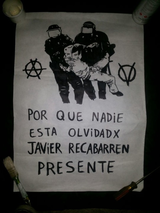 No cartaz pode-se ler: Porque ninguém está esquecidx / Javier Recabarren presente!
