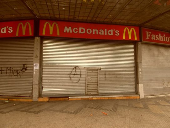 Fotografía do McDonald’s atacado durante o protesto de dia 18/10/2014.